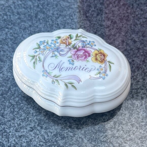 Vintage Avon 1983 Memories Are For Sharing Trinket / Music Box - Picture 2 of 7